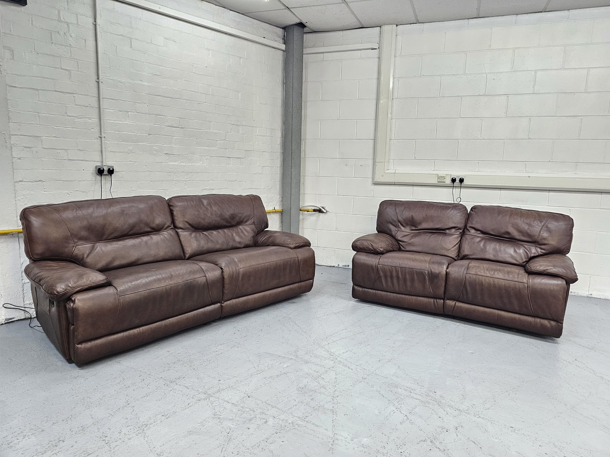 Harvey s Quality Brown Leather 3 and 2 Seaters Electric Recliner Sofas
