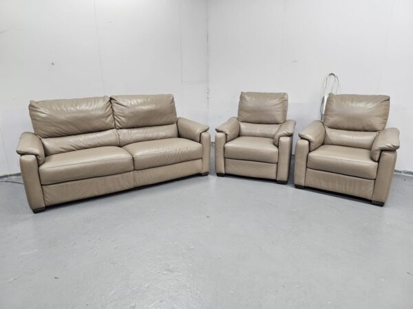 Oak Furniture Leather 3 Piece Suite Sofa and Chairs - Image 3